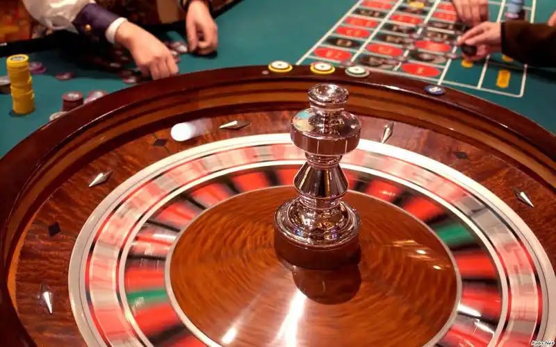 Pengguna membaca syarat bonus di ponsel